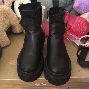 Worn girl zara boots. Has few scapes but still good condition.